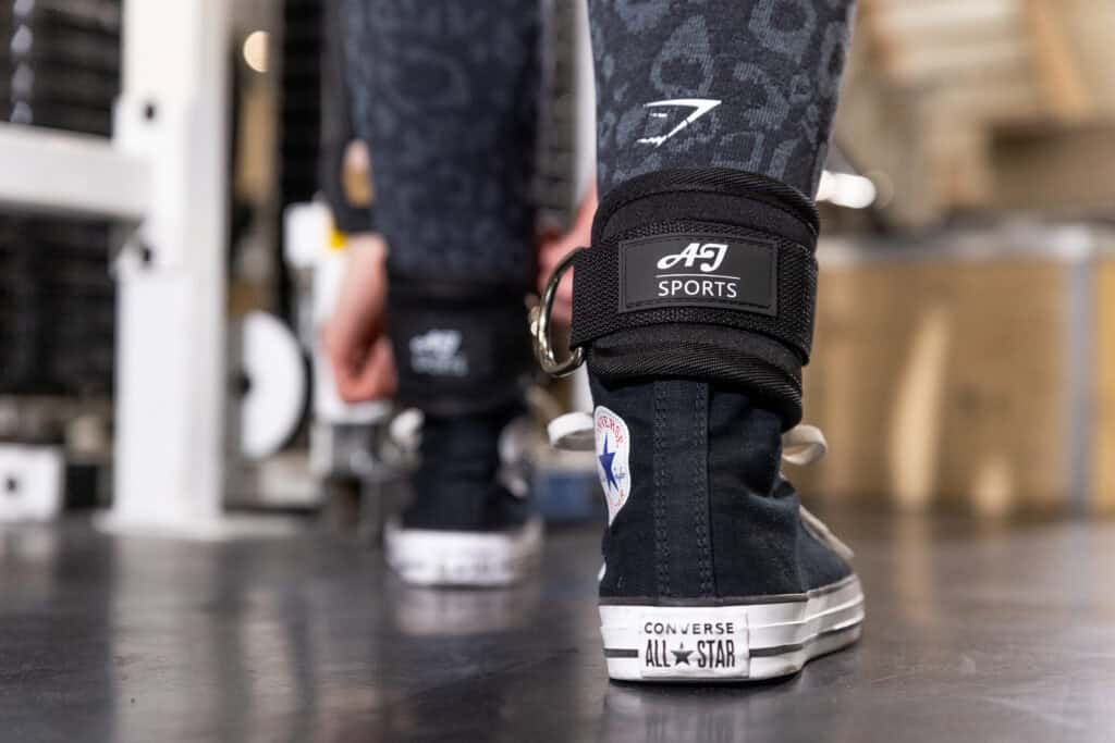 Ankle straps logo close up op locatie