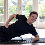 Rugstretcher in het zwart voor een rugmassage vanuit een zijaanzicht - AJ-Sports