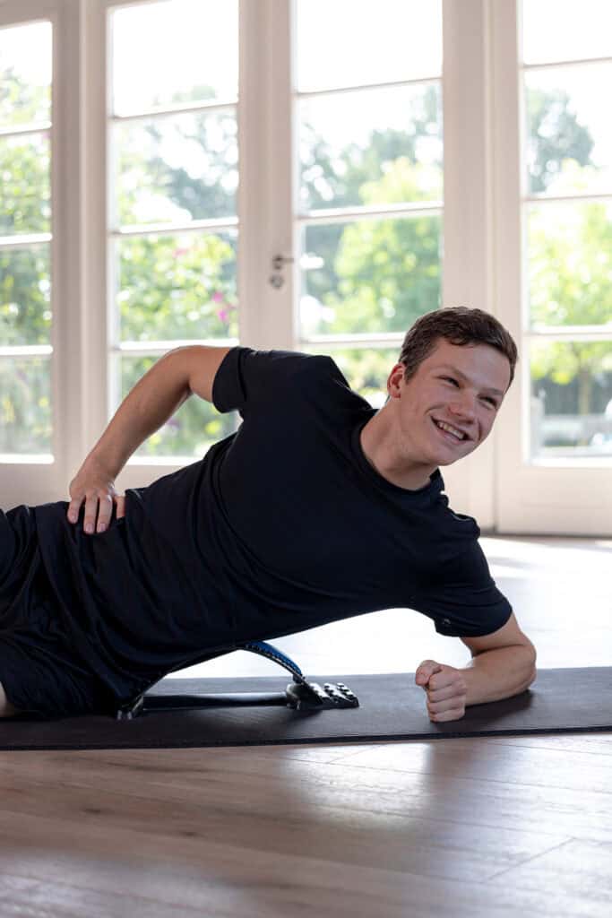 Rugstretcher in het zwart voor een rugmassage vanuit een zijaanzicht - AJ-Sports