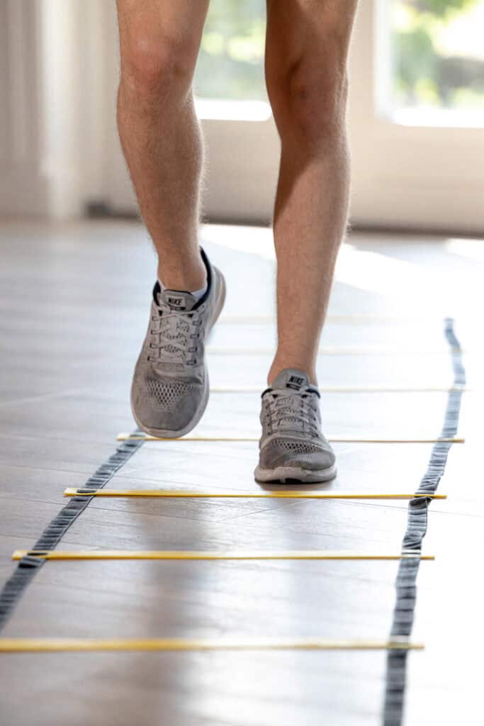 speedladder voor een warming-up vanuit een close-up vooraanzicht, loopladder - AJ-Sports