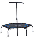 Fitness trampoline vooraanzicht met stang en handvaten