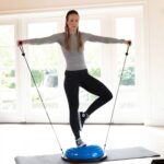 Balance board balans bord oefening met weerstandsbanden